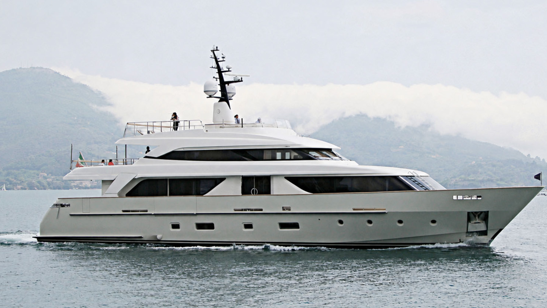 Hakvoort Motor Yacht Revelry Sold